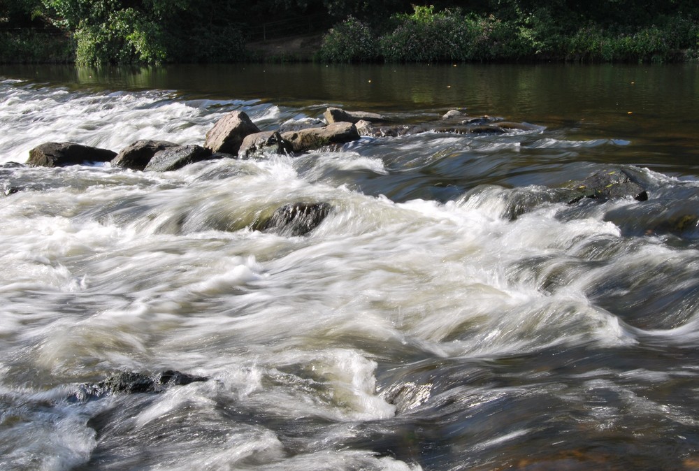 Sie fließt schnell, die Wupper