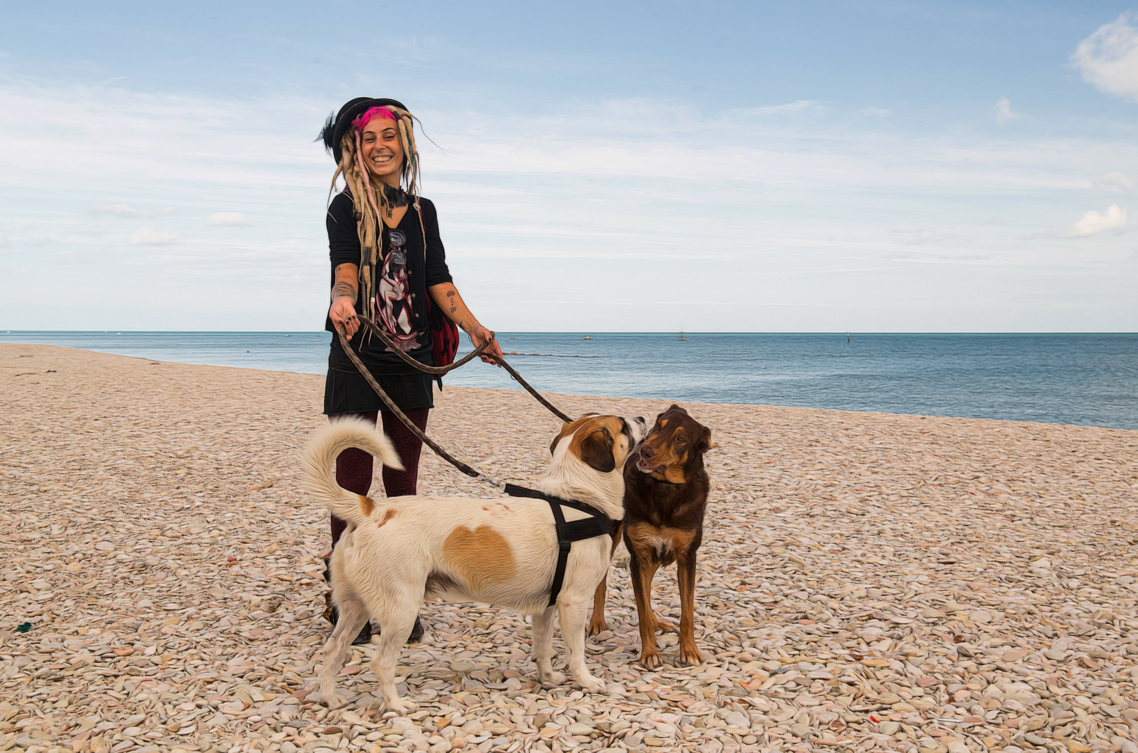 sie ging am Strand mit ihren beiden