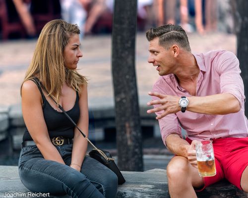 Sie hörte ihm aufmerksam zu