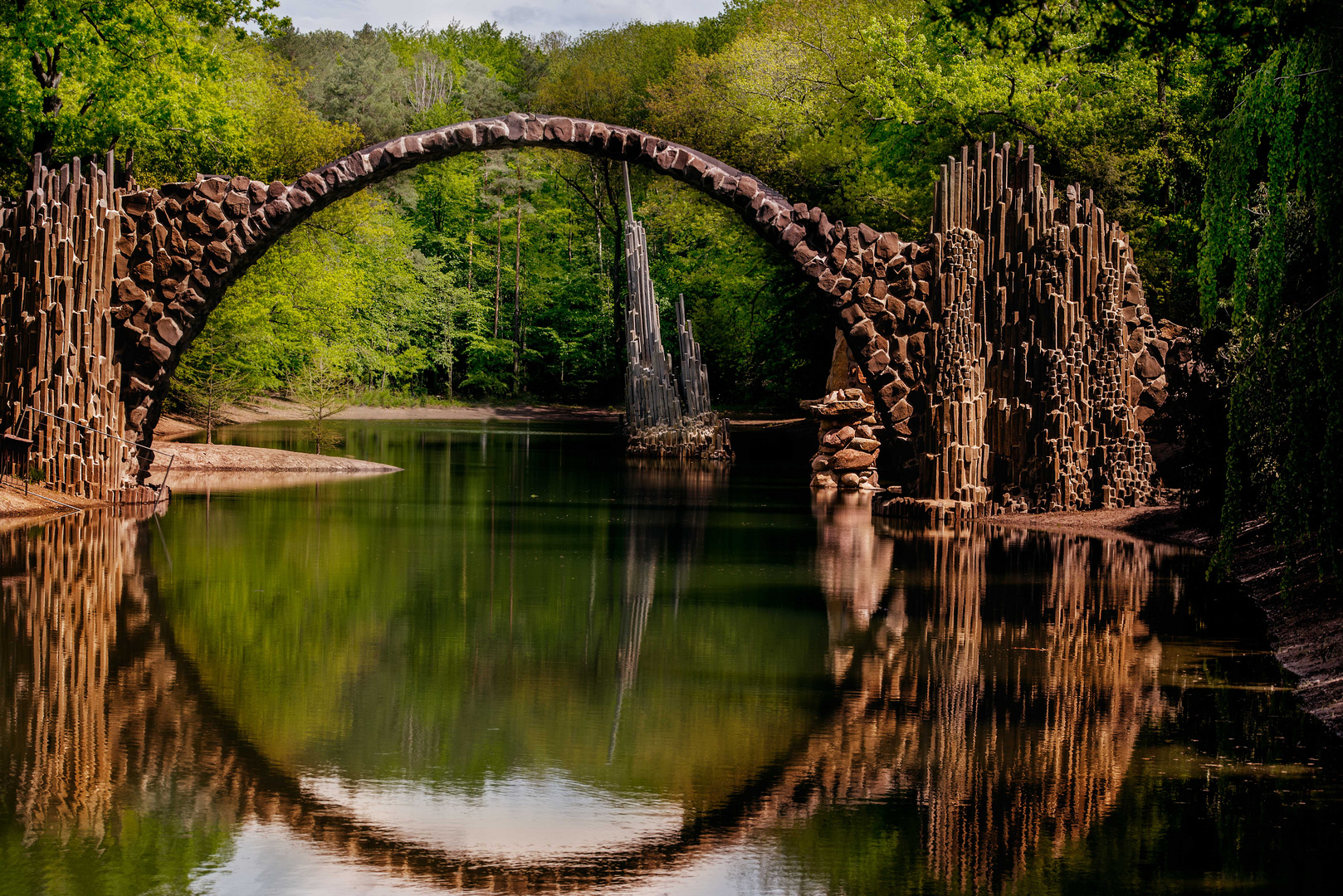 Sie ist fast fertig Restauriert. Die Rakotzbrücke im Kromlau