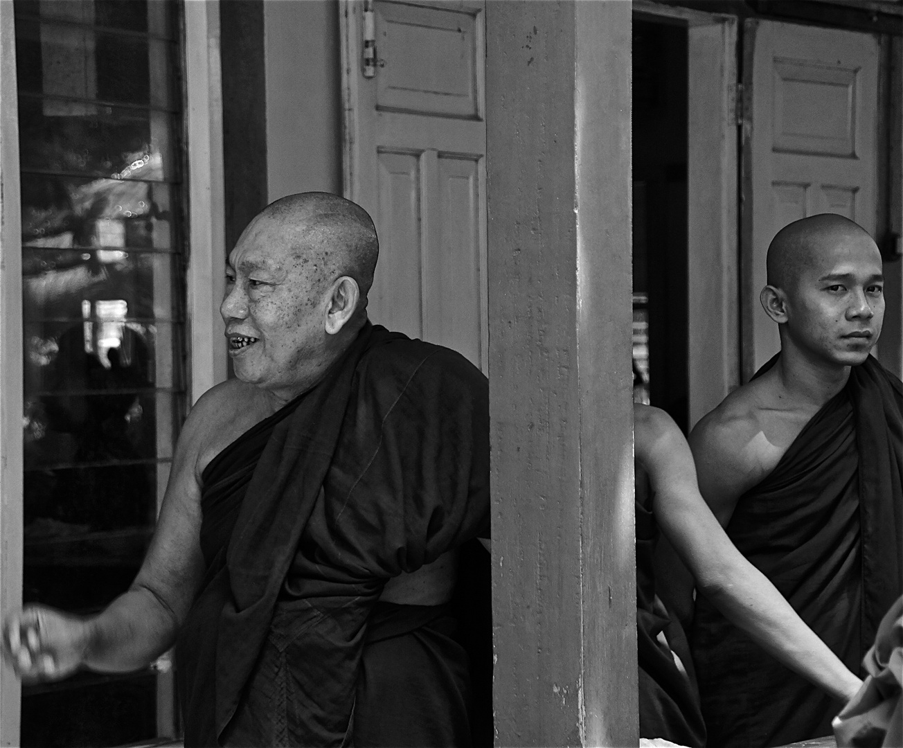 sie sind gelandet ! :-) amarapura klosterschule, burma 2011