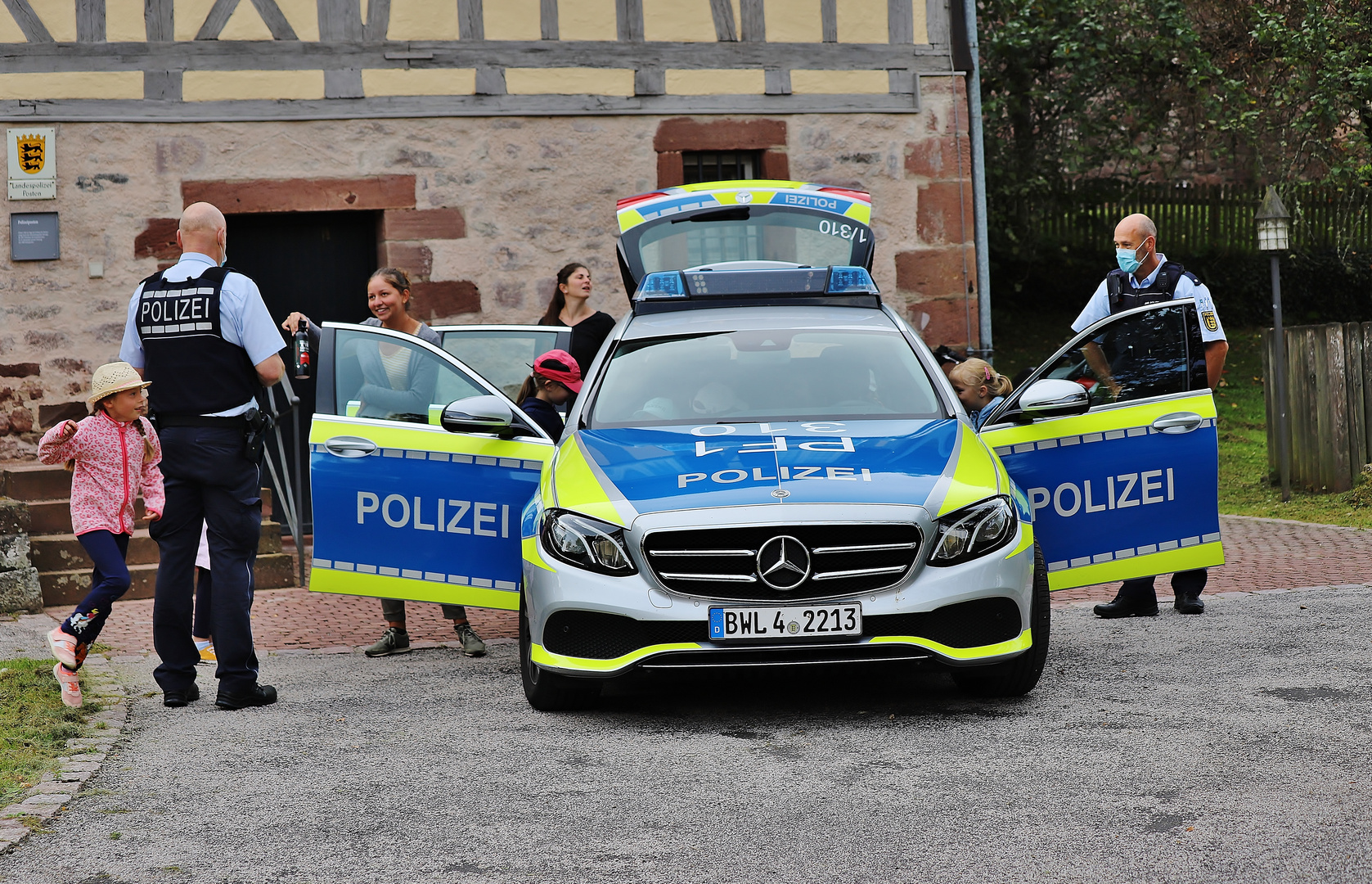 Sie stürmen das Polizeiauto...