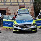 Sie stürmen das Polizeiauto...