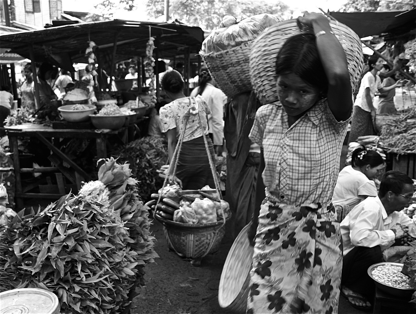 sie tragen ihre last, burma 2011