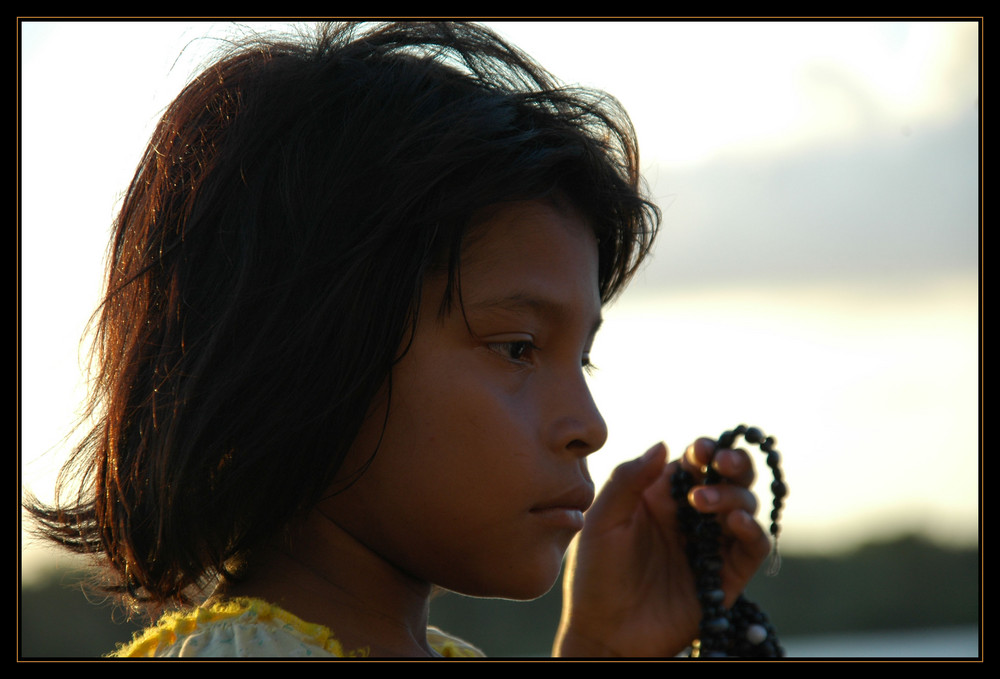 ...sie verkauft Handarbeiten der Warao Indianer am Orinoco in Venezuela