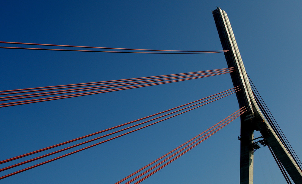 Sie wächst und wächst : Die Rheinbrücke von Wesel...