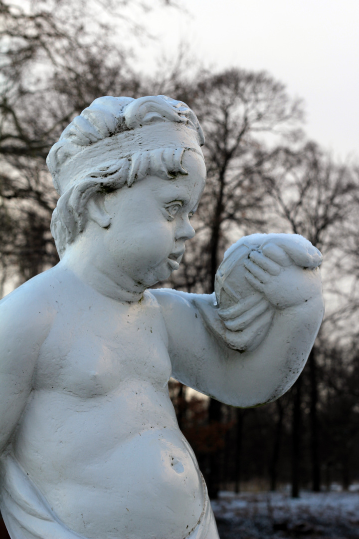 Siebente Skulptur im Garten hinter dem Schloss Charlottenburg