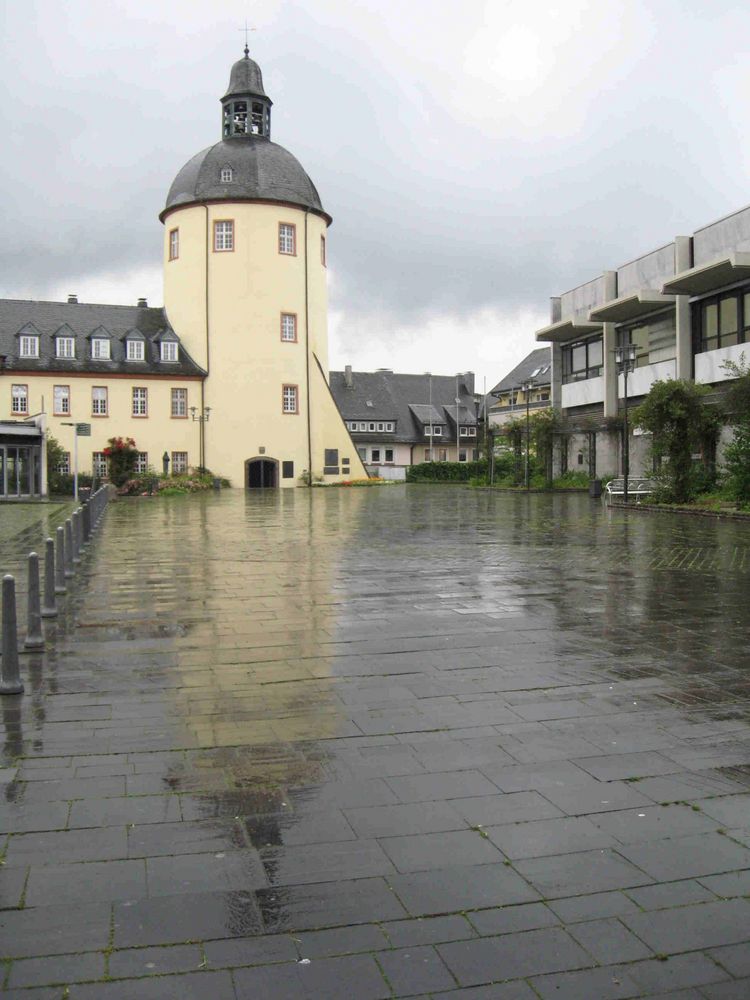 Siegen, Schloßplatz. Nach dem Regen