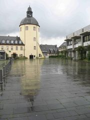 Siegen, Schloßplatz. Nach dem Regen