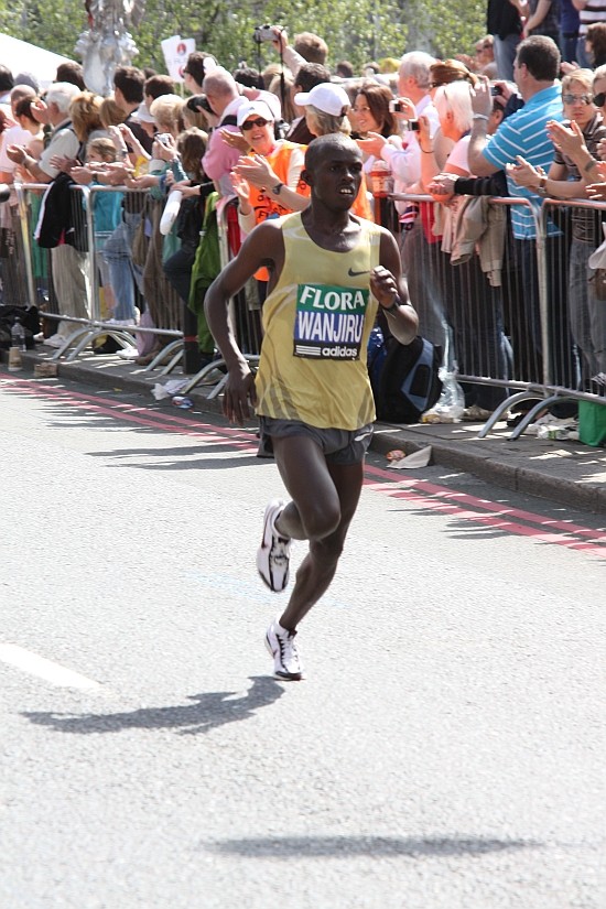 Sieger Samuel Wanjiru (KEN) beim Flora-London-Marathon 2009