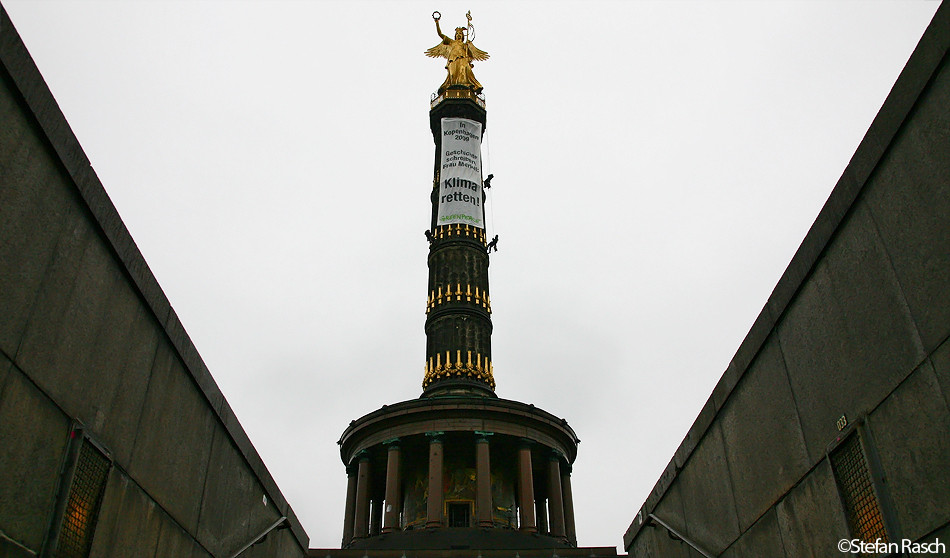 Siegessäule besetzt - Greenpeace Aktivisten bringen Banner an