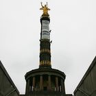 Siegessäule besetzt - Greenpeace Aktivisten bringen Banner an