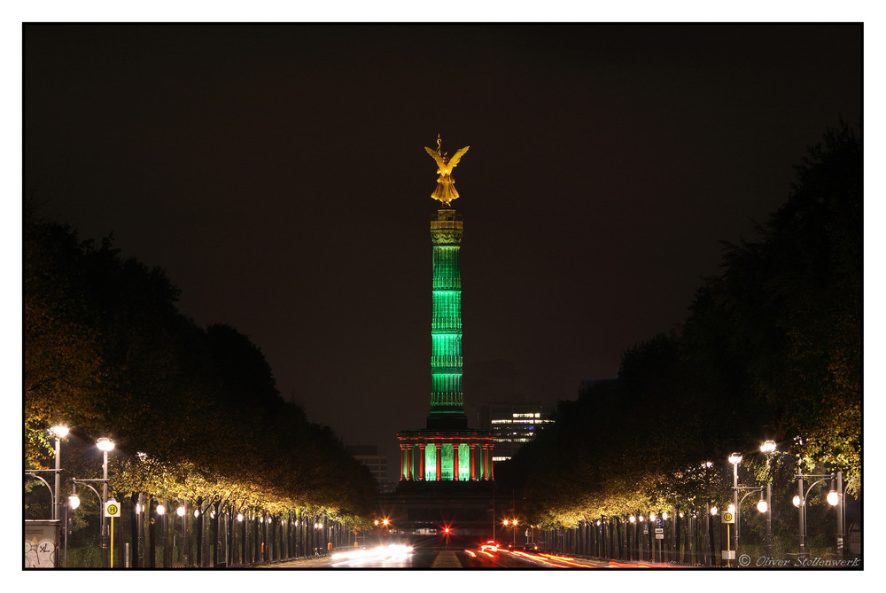 Siegessäule in Grün und Rot