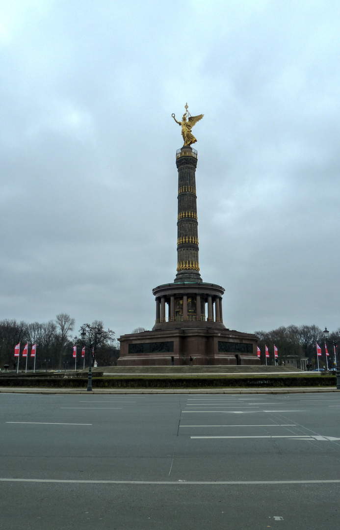 Siegessäule mit Wolkendecke