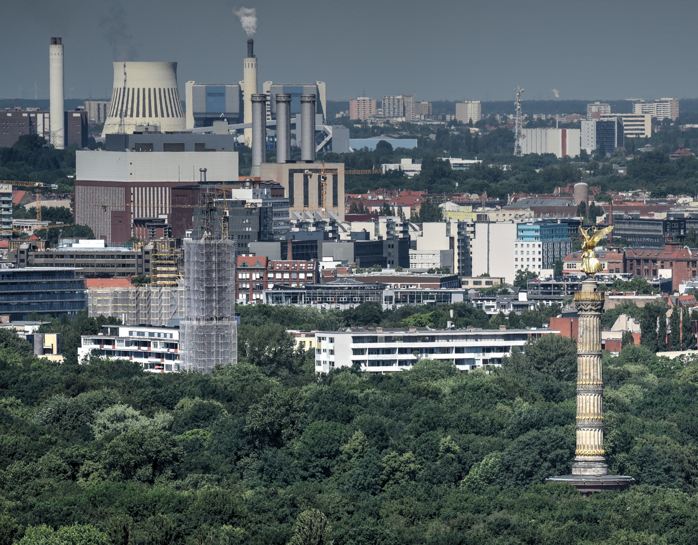 Siegessäule und Müllverbrennung Ruhleben in einer Perspektive