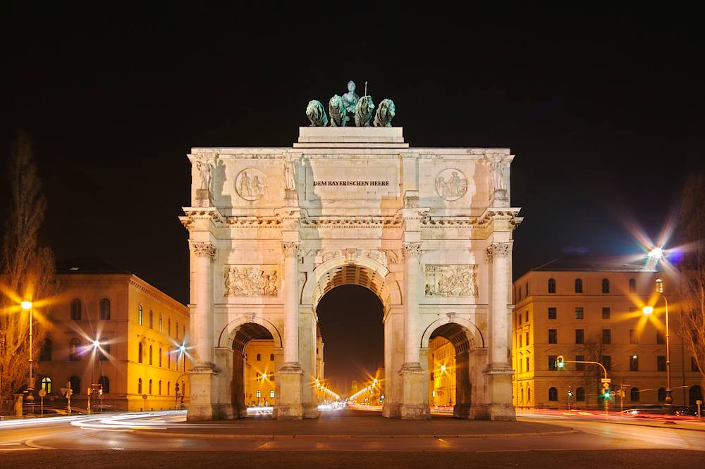 Siegestor bei Nacht (DRI)