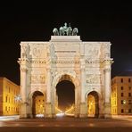 Siegestor bei Nacht (DRI)