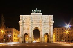 Siegestor bei Nacht (DRI)