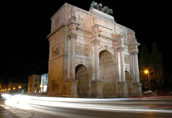 Siegestor im Verkehrsfluss