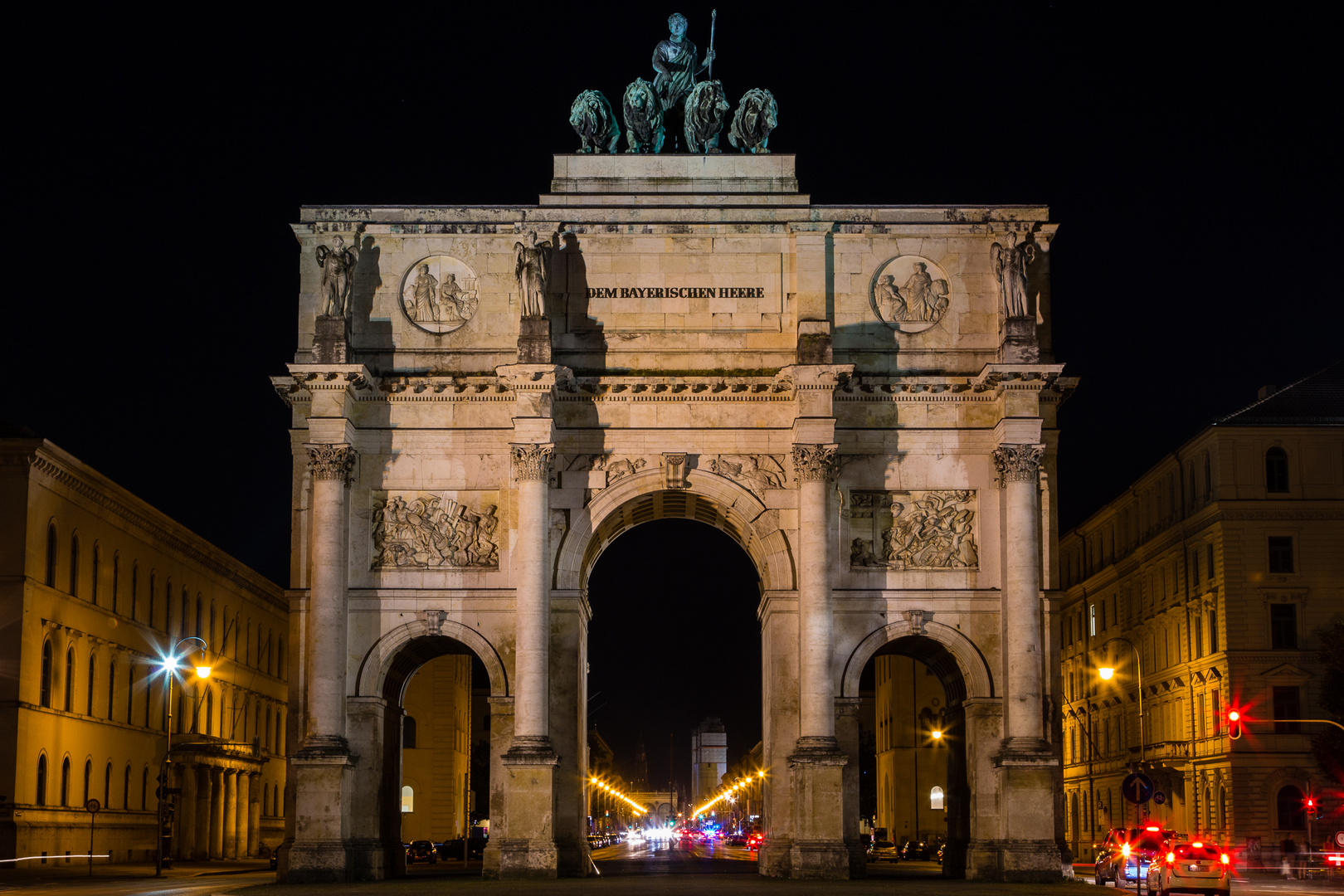 Siegestor @night