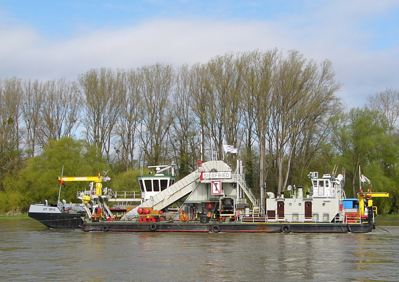 SIEGFRIED baggert den Rhein aus