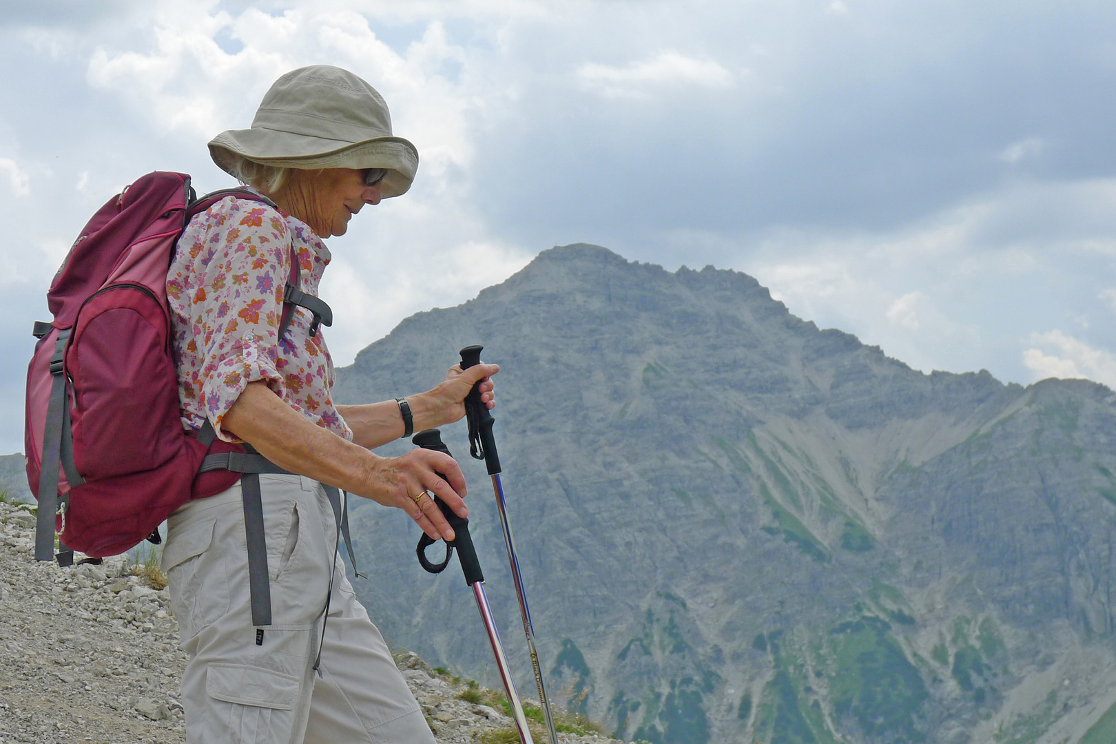 Sieglinde (78) beim Abstieg zur Landsberger Hütte.