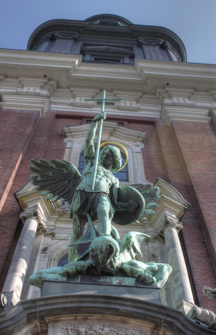 Siegreicher Erzengel (Skulptur über dem Michelportal in Hamburg)!