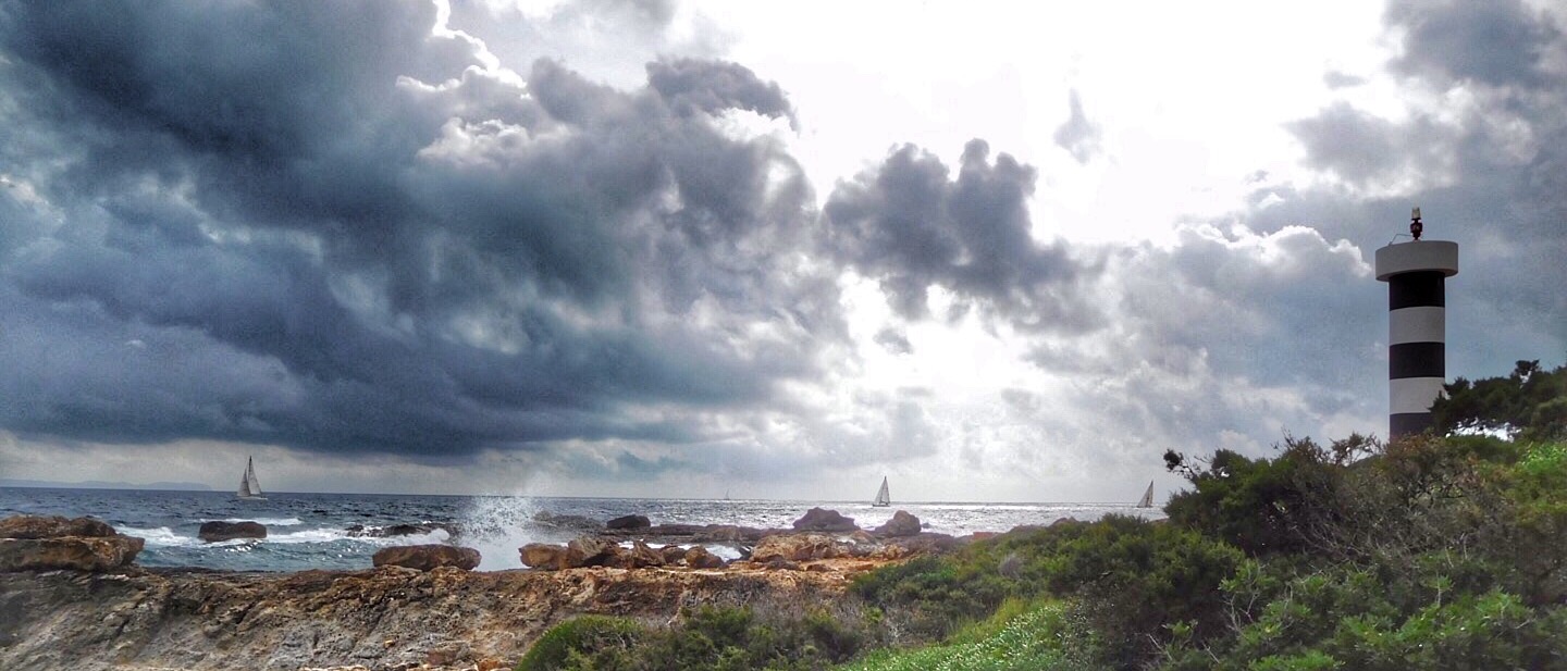 Sieh der Wind bringt Regen übers Land