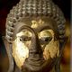 Sieh nicht auf die goldene Maske, sondern auf das Gesicht des Buddha dahinter.
