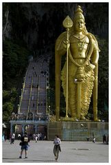 Sieh nicht auf die goldene Maske, sondern auf das Gesicht des Buddha dahinter.  (aus China)