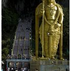 Sieh nicht auf die goldene Maske, sondern auf das Gesicht des Buddha dahinter.  (aus China)