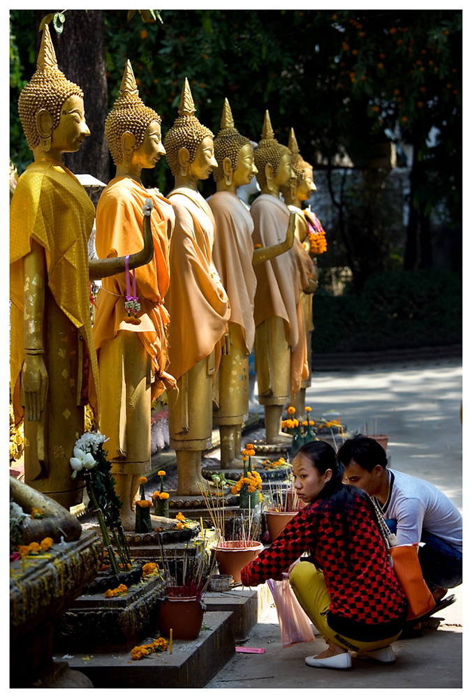 Sieh nicht auf die goldene Maske, sondern auf das Gesicht des Buddha dahinter. ( Aus China)