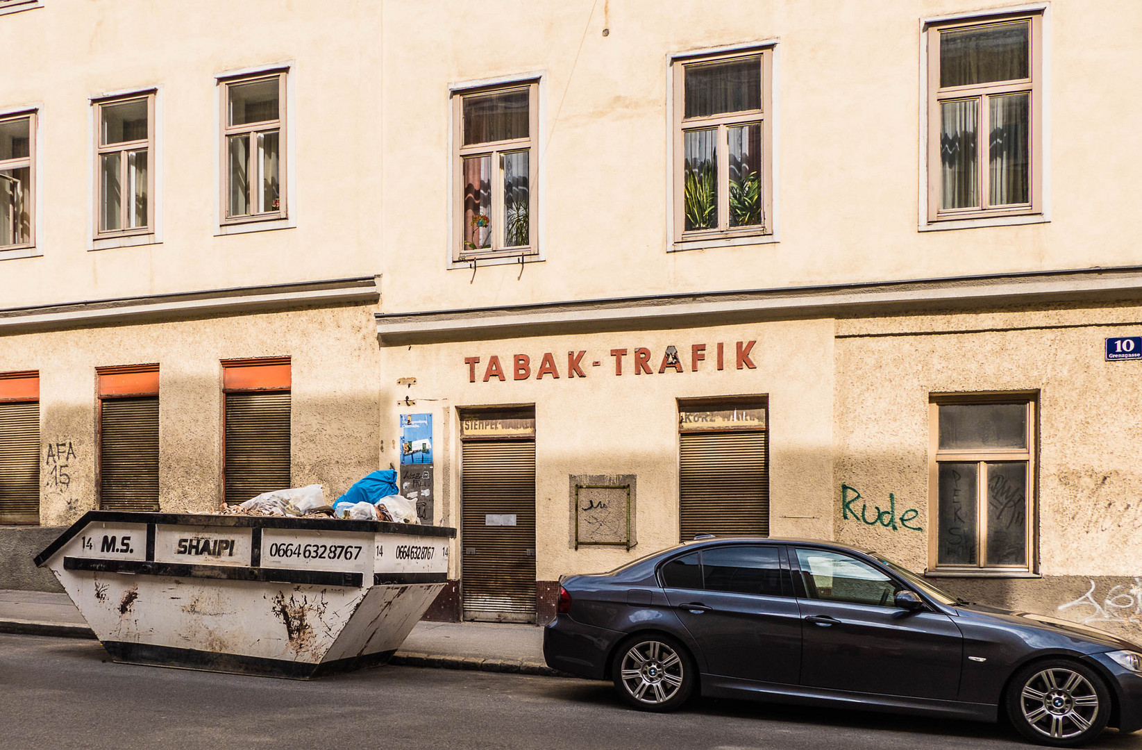 Sieht aus, als ob der letzte Glimmstängel schon vor längerer Zeit geraucht wurde ... 