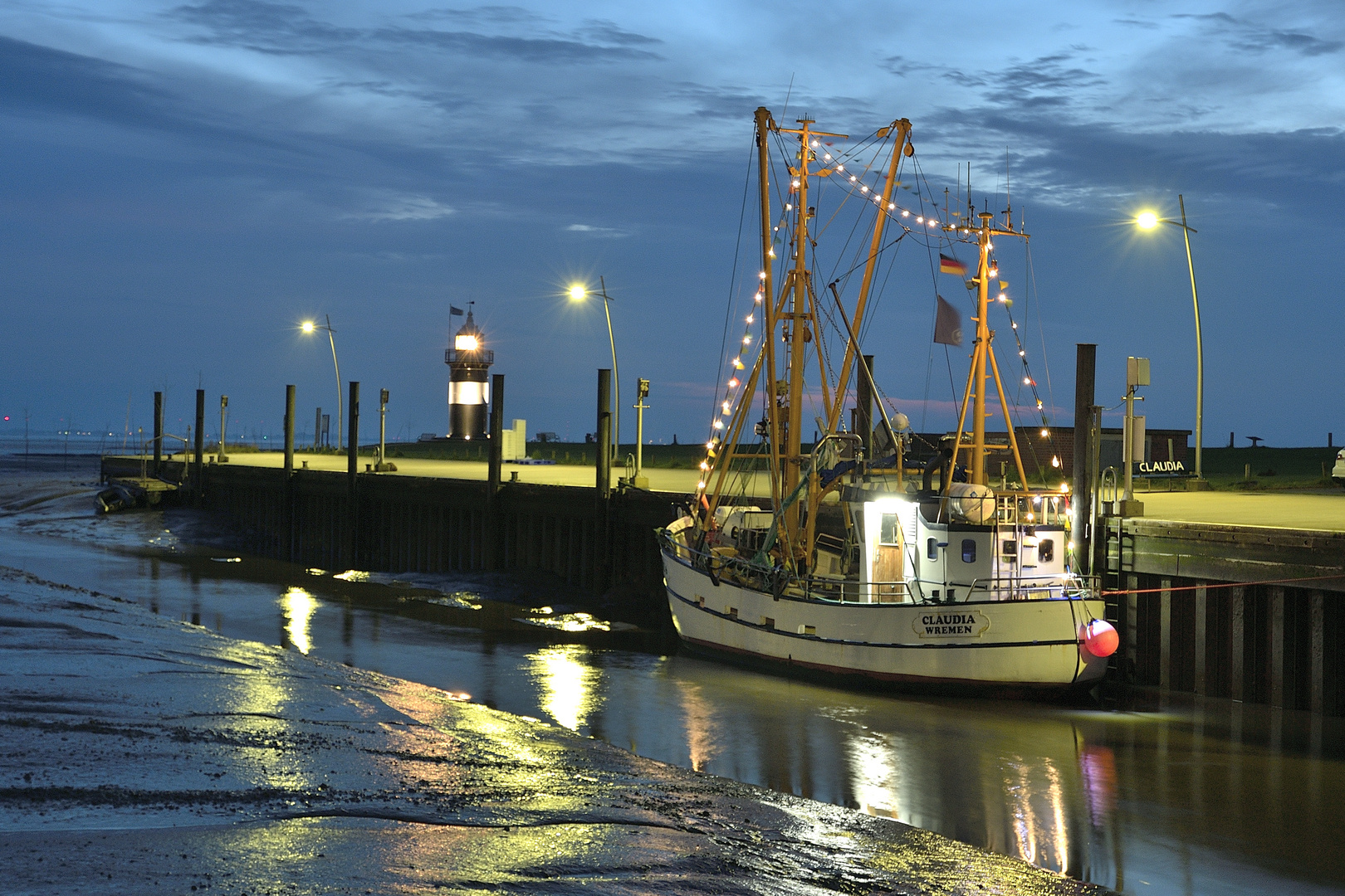 Sielhafen Wremen mit dem Leuchtturm "Kleiner Preuße"