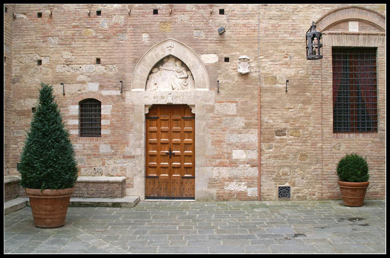 Siena - Innenhof des Palazzo Chigi-Saracini