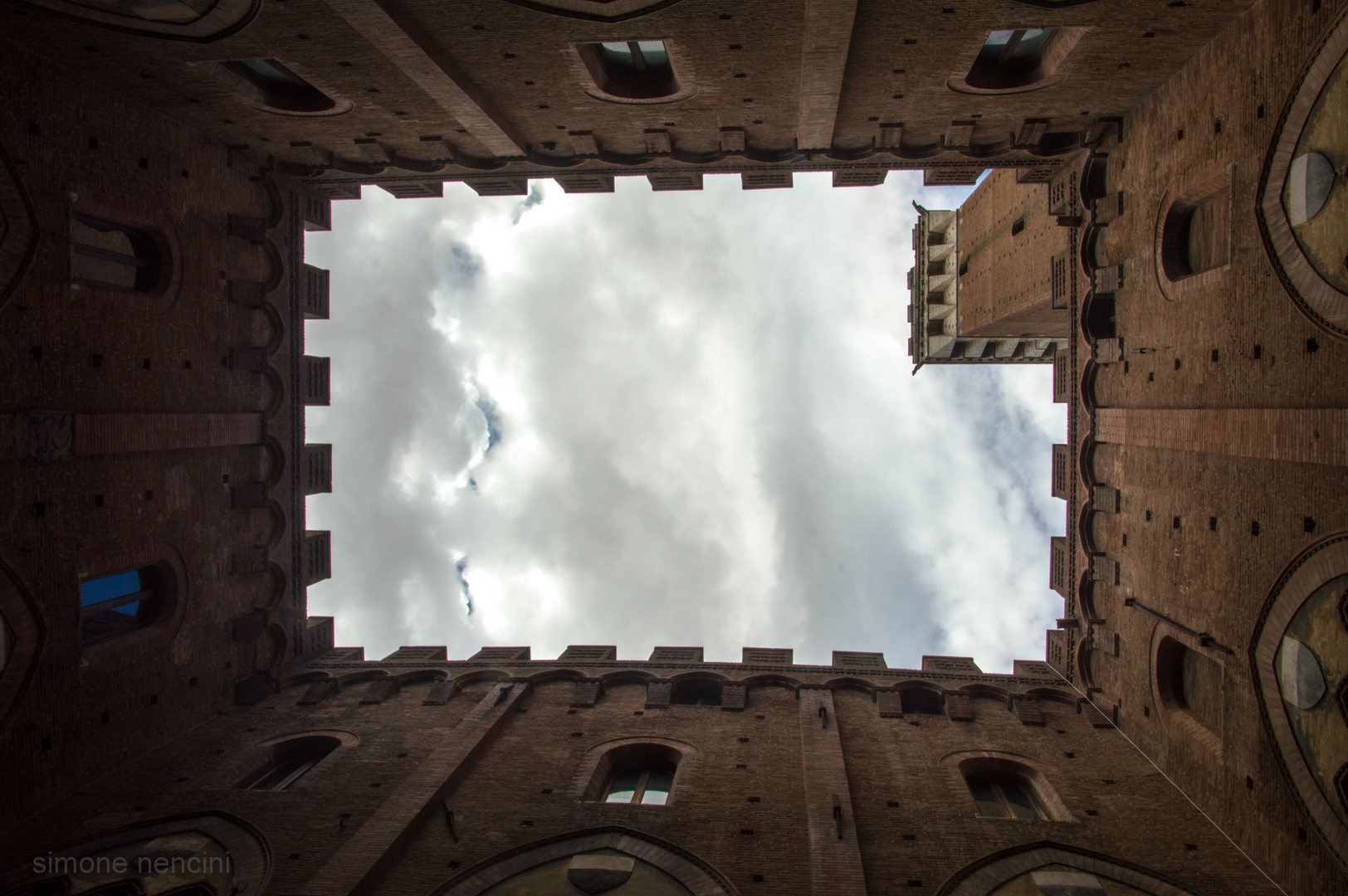 Siena, uno sguardo verso il cielo .