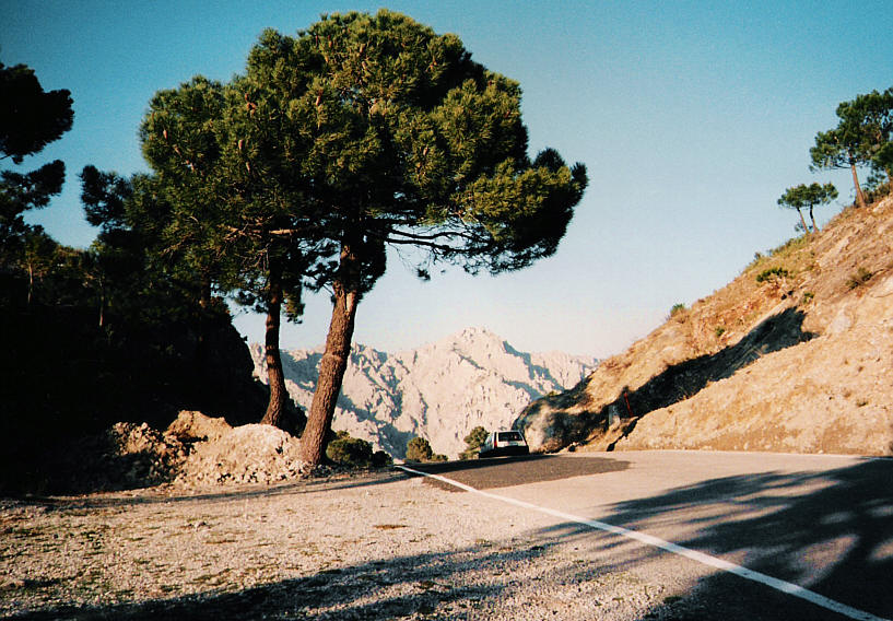 Sierra del Chaparral (Landschaft mit Automobil, 1)