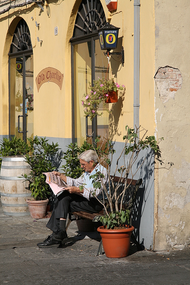 Siesta am Rande der Piazza