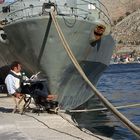 Siesta in einem Hafen auf dem Balkan