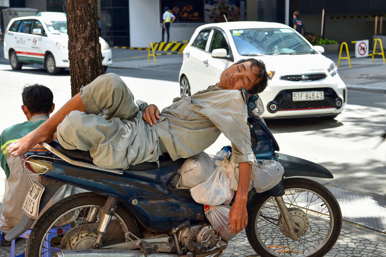 Siesta in Ho Chi Minh City 01