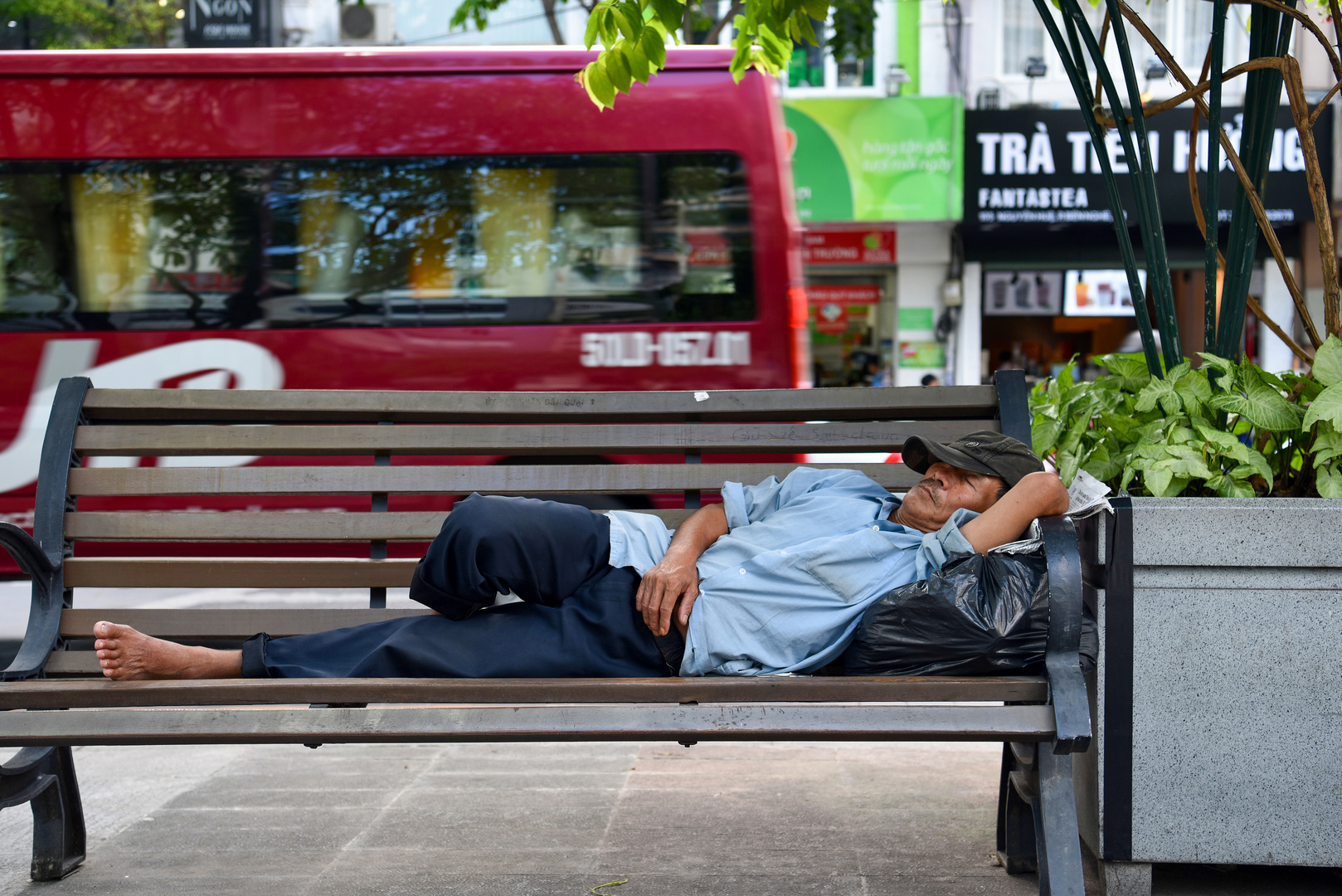 Siesta in Ho Chi Minh City 02