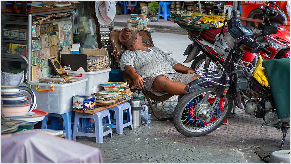 Siesta in Saigon