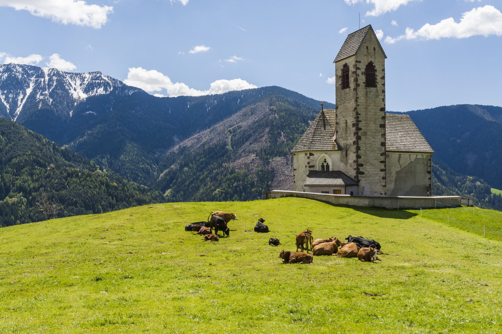 Siesta vor kleiner Kapelle