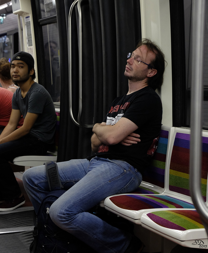 Sieste dans le métro