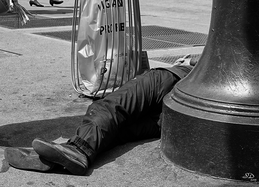 Sieste devant Le Louvre