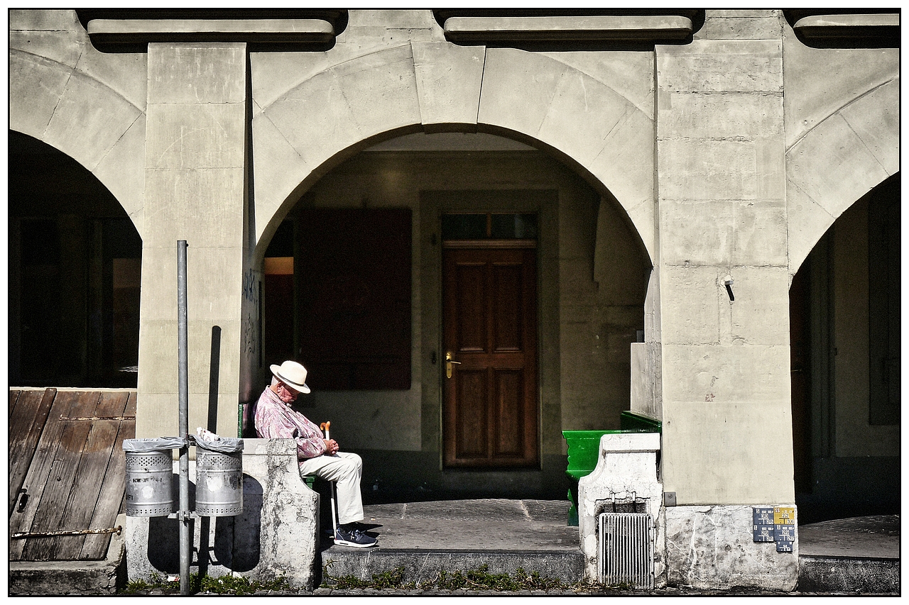 Sieste sous les arcades. 