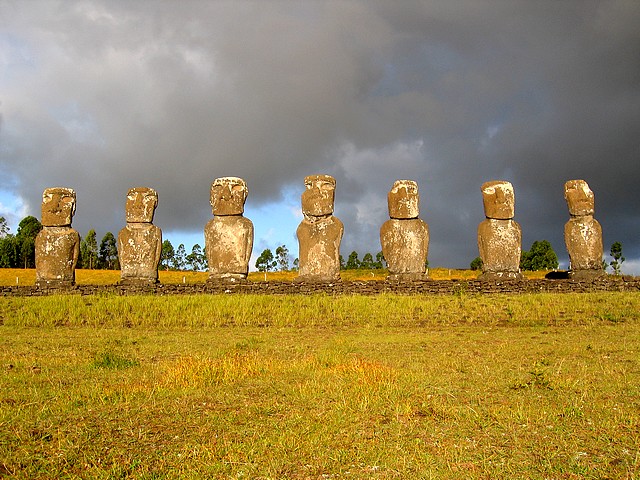 "Siete Moais" (die sieben Moais) auf dem Ahu Akivi (Osterinsel / Rapa Nui)