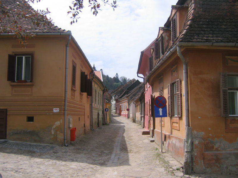 Sighisoara (Schässburg), typische Gasse in Rumänien, Mai 2005