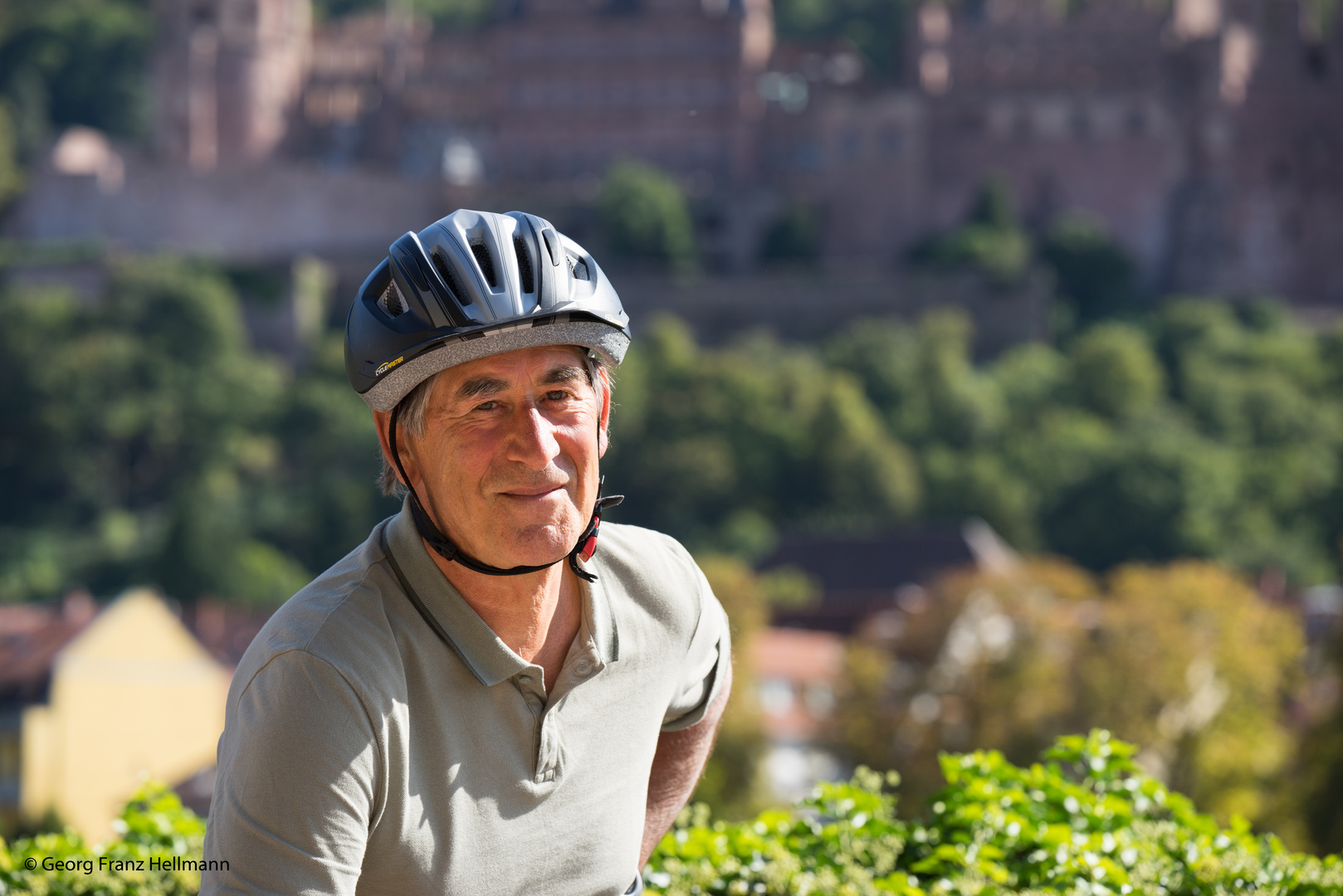 sightseeing with bike -  vor dem Heidelberger Schloss