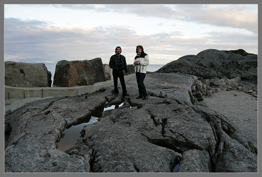Sigi und Kjell auf romantischer Felsenlandschaft